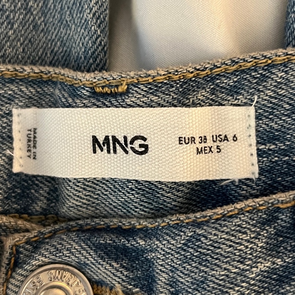 Mid Rise Relaxed Jeans - Picture 4 of 5
